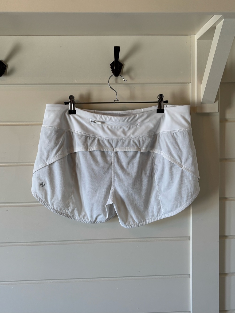 Lululemon sz 10 Women’s White Athletic lightweight Shorts w/ pockets - Picture 2 of 8